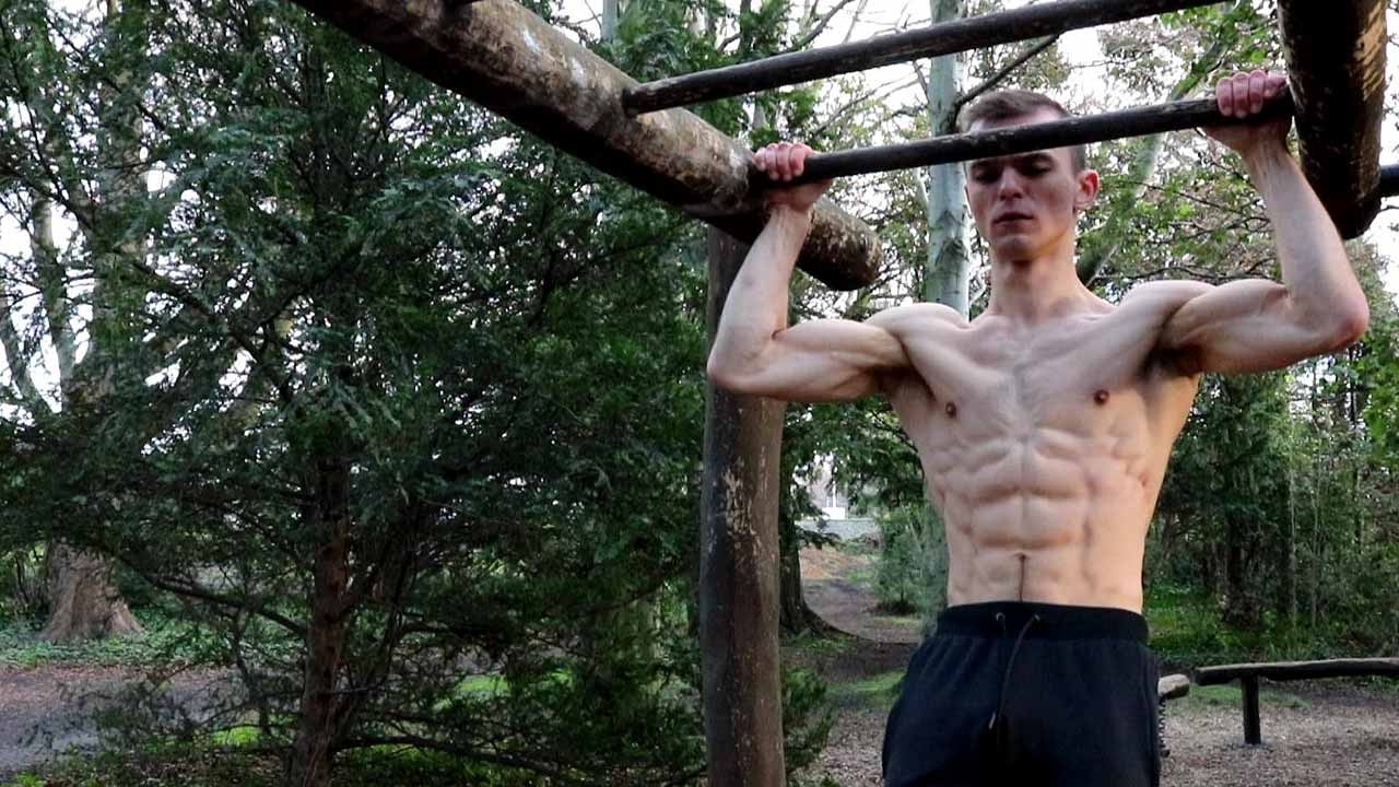 Calisthenics Ireland coach performing outdoor bodyweight strength training to support fat loss and long-term fitness